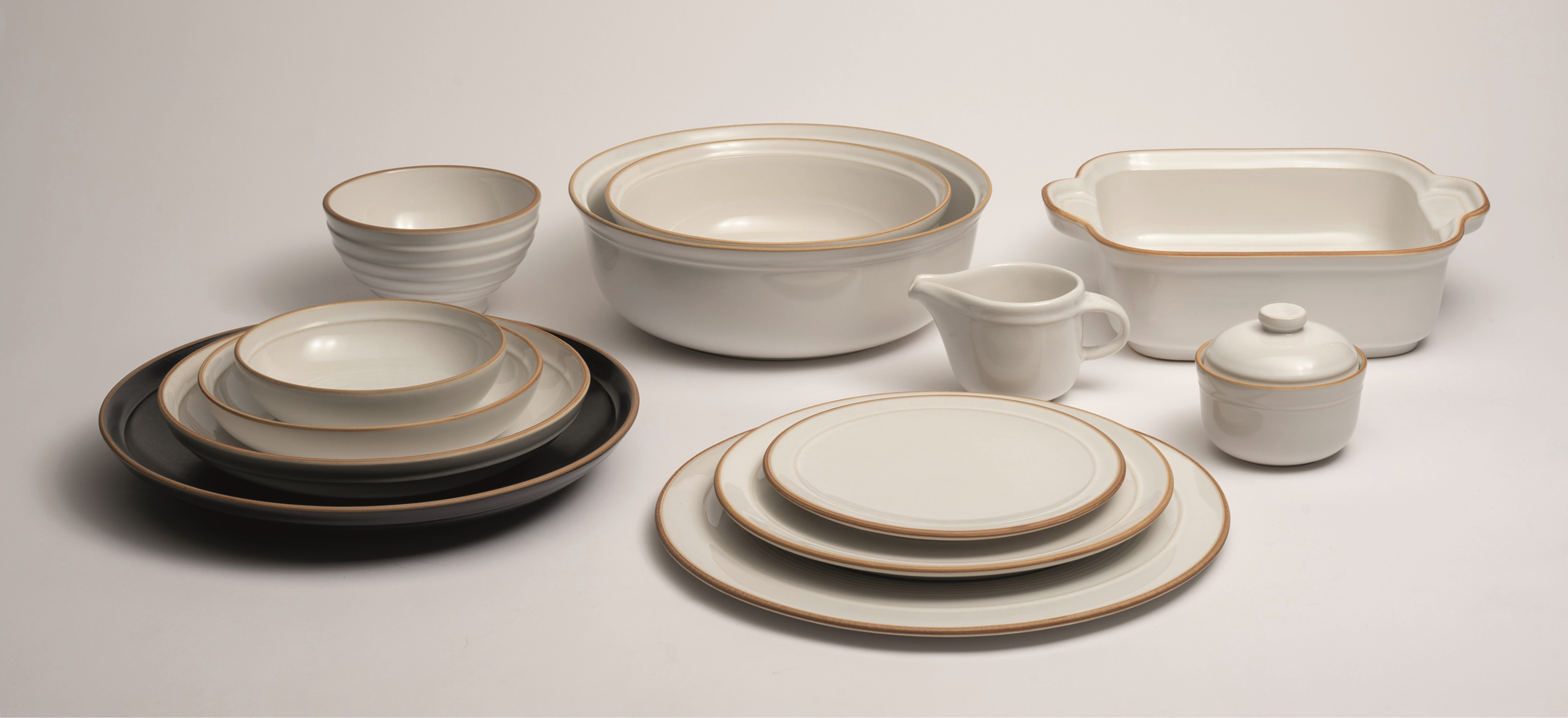 Montefeltro pottery on a grey background.