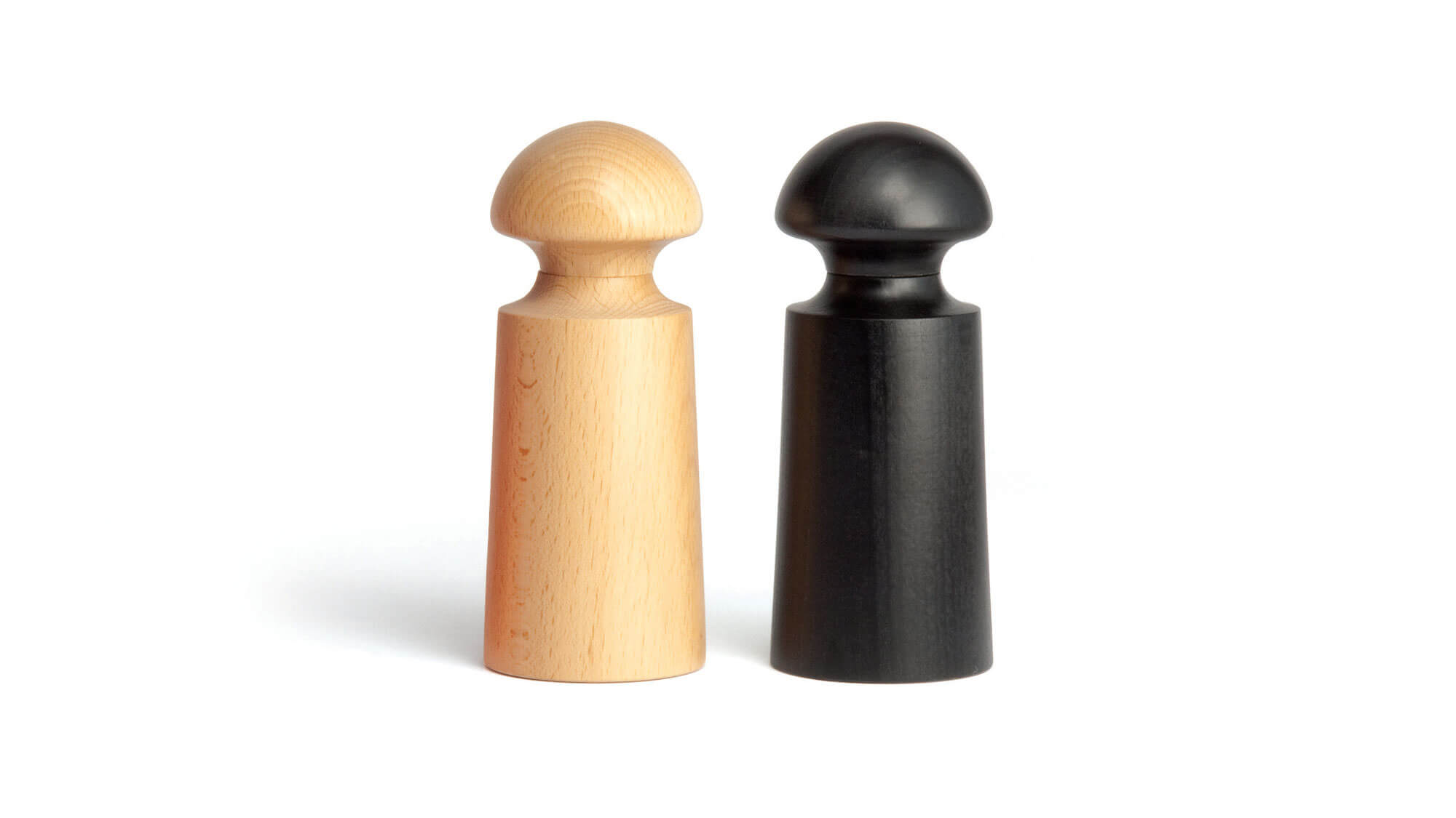 Red, black and natural large grinders, red and black small grinders on a white background.